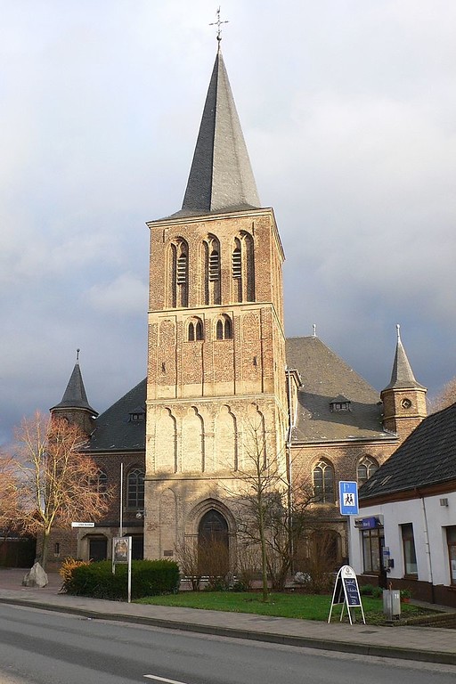 Die katholische Kirche Sankt Georg im Reeser Ortsteil Haldern (2011).