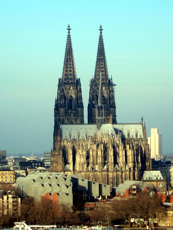 Der Kölner Dom von Köln-Deutz aus gesehen, im Vordergrund links die Kölner Philharmonie (2015).