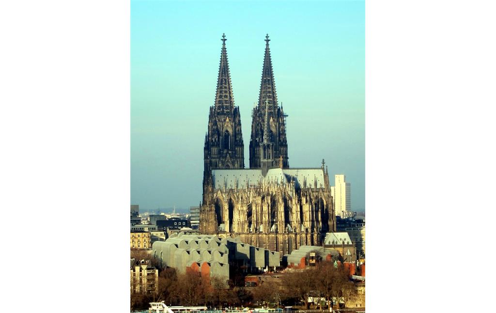 Der Kölner Dom von Köln-Deutz aus gesehen, im Vordergrund links die Kölner Philharmonie (2015).