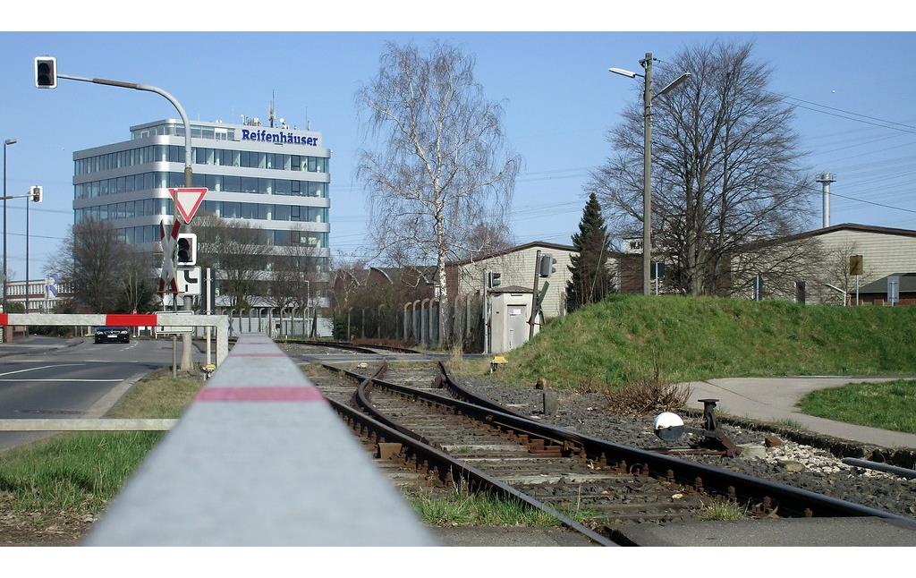 Die Kleinbahn Siegburg - Zündorf an der Einmündung Spicher Straße / Sieglarer Straße in Troisdorf (2017)