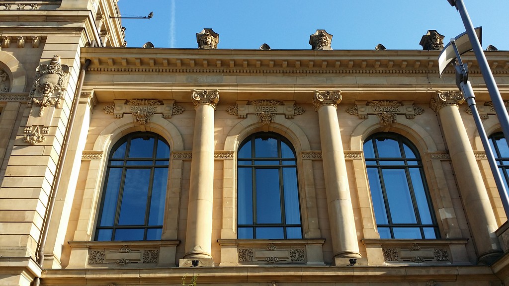 Ehrungen der Komponisten Brahms, Weber und Wagner durch steinerne Namenstafeln über den Fenstern an der Südfassade der historischen Stadthalle Wuppertal (2015).