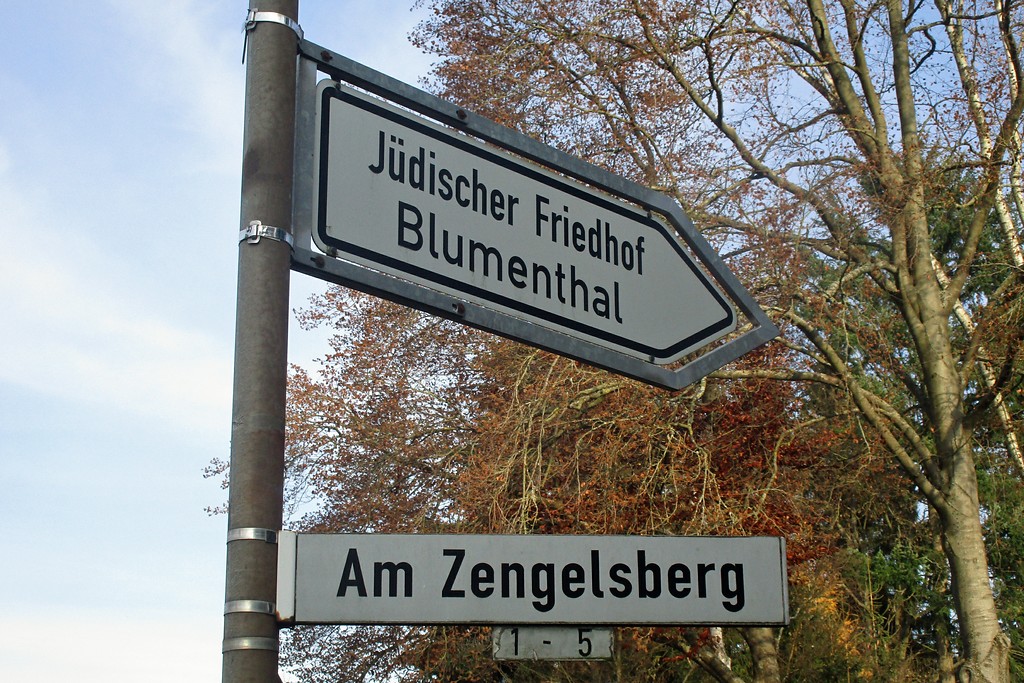Hinweisschild auf den jüdischen Friedhof am Zengelsberg in Blumenthal (2016).