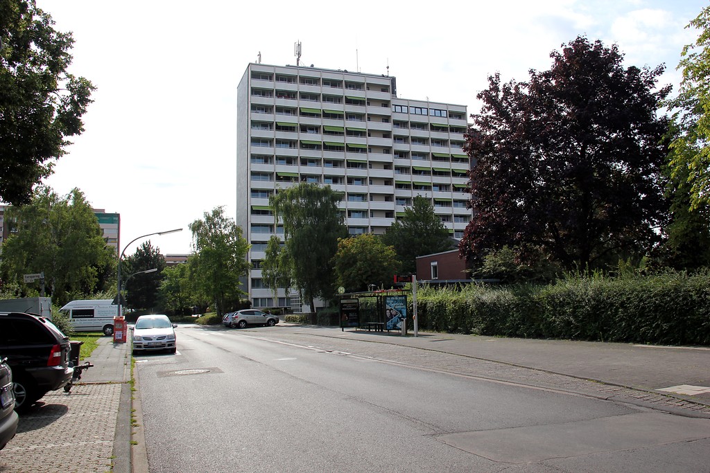 Das höchste Wohnhaus in der Konrad-Adenauer-Siedlung in Köln-Neubrück, Robert-Schuman-Straße (2015).