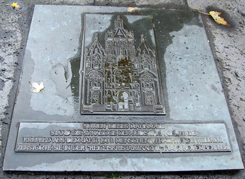 Die Gedenktafel des Mahnmals am Standort der ehemaligen Synagoge in Krefeld (2014). Der Inschriftentext lautet: "Unweit dieses Mahnmals stand die Synagoge der Jüdischen Gemeinde Krefeld aus dem Jahr 1903. Menschenverachtende Willkür zerstörte sie in der "Reichskristallnacht" am 9. November 1938".