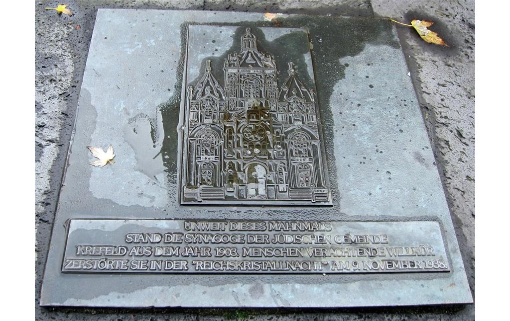 Die Gedenktafel des Mahnmals am Standort der ehemaligen Synagoge in Krefeld (2014). Der Inschriftentext lautet: "Unweit dieses Mahnmals stand die Synagoge der Jüdischen Gemeinde Krefeld aus dem Jahr 1903. Menschenverachtende Willkür zerstörte sie in der "Reichskristallnacht" am 9. November 1938".