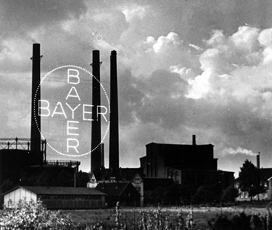 Blick vom Kurtekottenhof auf das alte Bayer-Kreuz zwischen den Kaminen des G-Kraftwerks im Jahr 1933