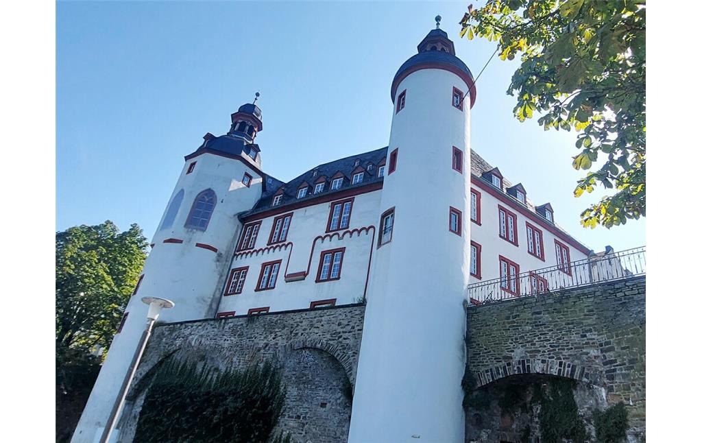 Die Alte Burg Koblenz, Ansicht vom Moselufer am Peter-Altmeier-Ufer (2023).