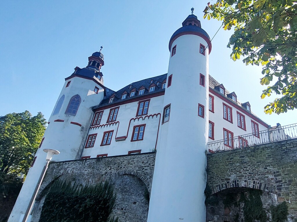 Die Alte Burg Koblenz, Ansicht vom Moselufer am Peter-Altmeier-Ufer (2023).