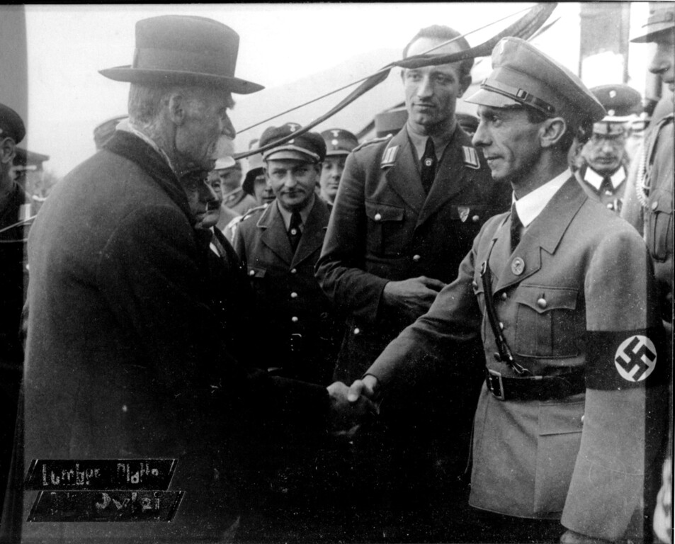 Joseph Goebbels auf dem Himmerich in Bad Honnef, im Gespräch mit Gerhard Dahm (Aufnahme 15.10.1933)
