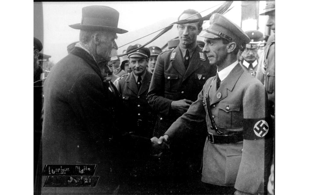 Joseph Goebbels auf dem Himmerich in Bad Honnef, im Gespräch mit Gerhard Dahm (Aufnahme 15.10.1933)