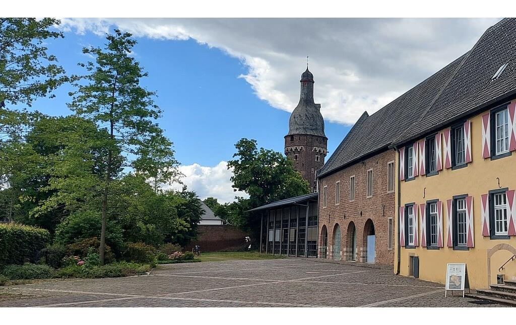 Denkmalbereich "Zons" in Dormagen-Zons, rückseitiger Blick auf das Gebäude des Kreismuseums Zons, dahinter der Juddeturm (2022).