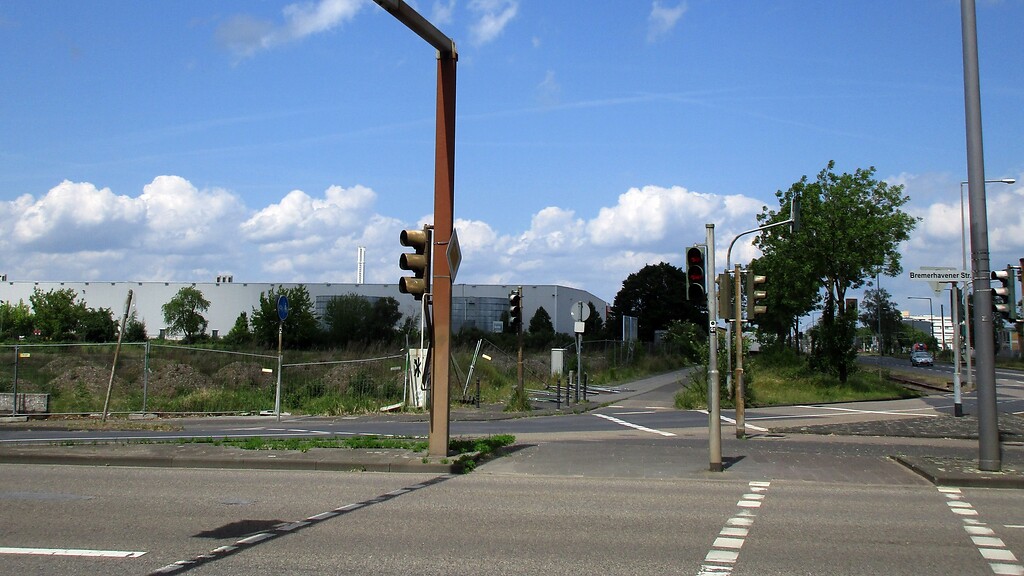 Gewerbe- und Industriegebiet an der Abzweigung von der Bremerhavener Straße zur Emdener Straße in Köln-Niehl (2022). Ab um 1940 befand sich hier ein Werk der Firma Franz Papler Karosseriebau GmbH.