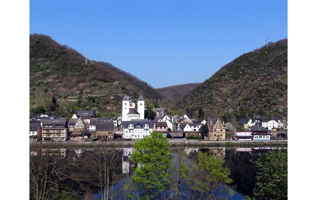 Die Moselfassade des Ortsteils Karden mit der Stiftskirche dem ehemaligen Kurfürstlichen Amtshaus (2023)