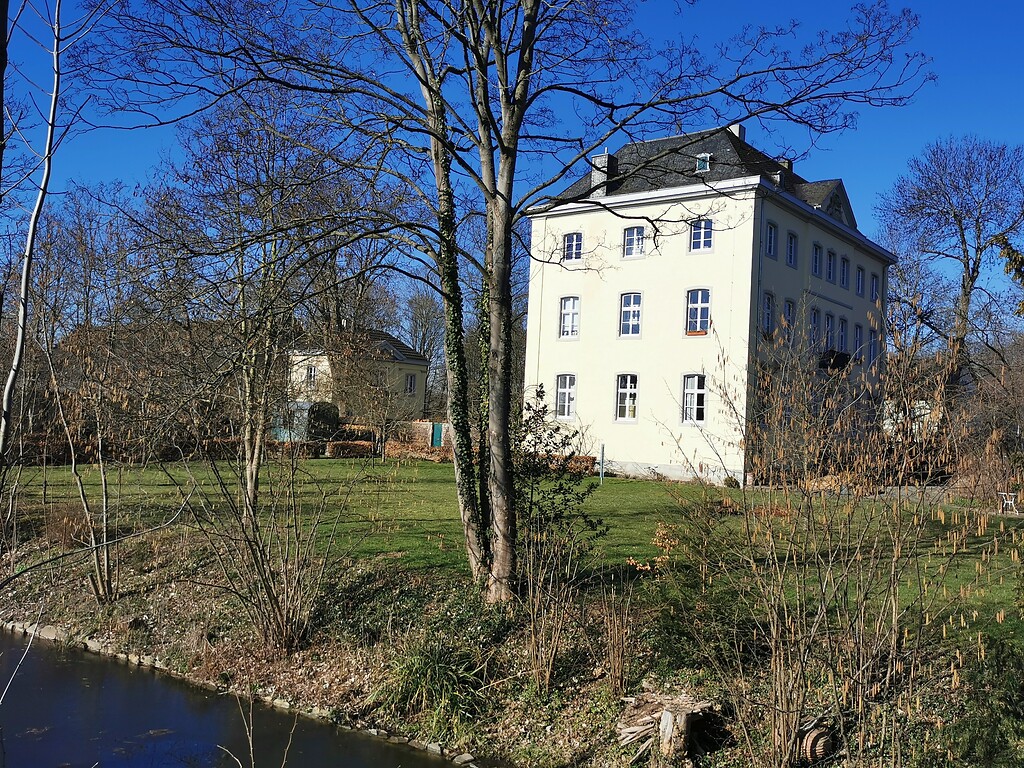 Das 1770 errichtete Herrenhaus mit Wassergraben Graue Burg in Bornheim-Sechtem (2021), im Hintergrund das zugehörige Gärtnerhaus.