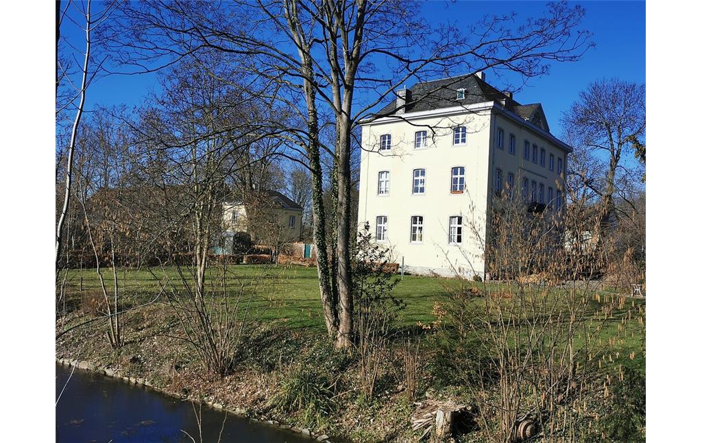 Das 1770 errichtete Herrenhaus mit Wassergraben Graue Burg in Bornheim-Sechtem (2021), im Hintergrund das zugehörige Gärtnerhaus.