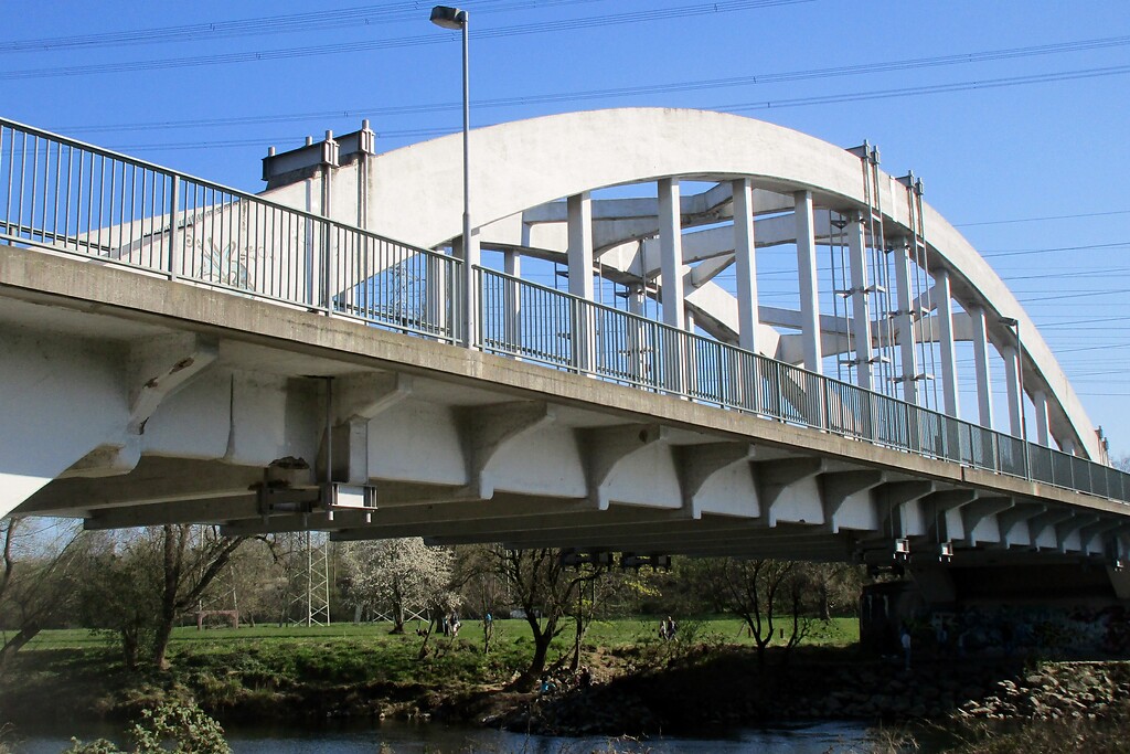 Die Melanbogenbrücke zwischen Troisdorf und Sankt-Augustin-Menden, aufgenommen von Westen (2020).