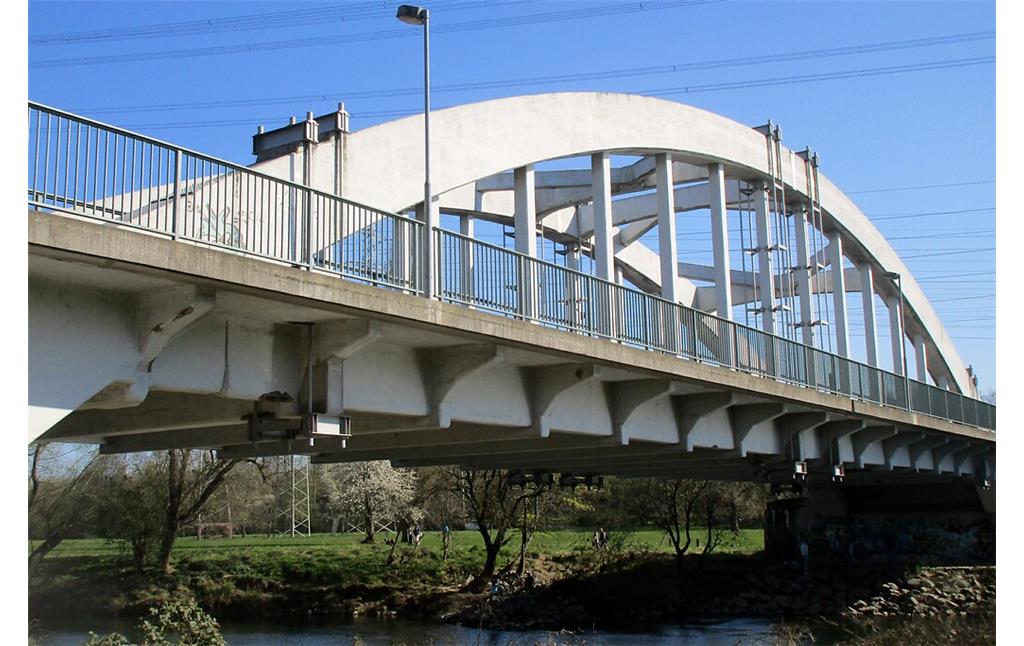 Die Melanbogenbrücke zwischen Troisdorf und Sankt-Augustin-Menden, aufgenommen von Westen (2020).