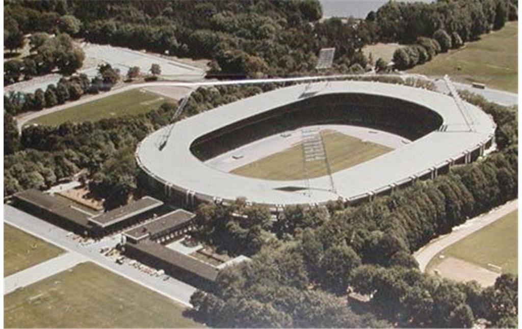 Das Müngersdorfer Stadion aus der Luft (zwischen 1975 und 2002)