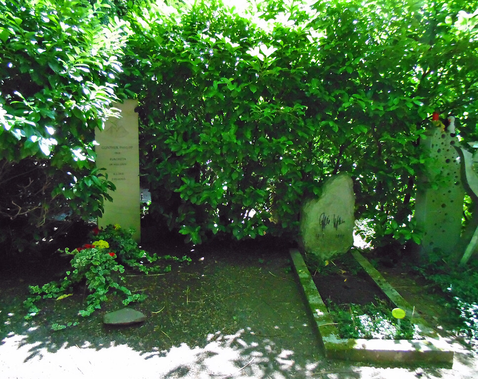 Frontalansicht auf die Gräber der langjährigen Schauspielerkollegen Gunther Philipp (links) und Gisela Uhlen auf dem Melatenfriedhof in Köln-Lindenthal (2020).