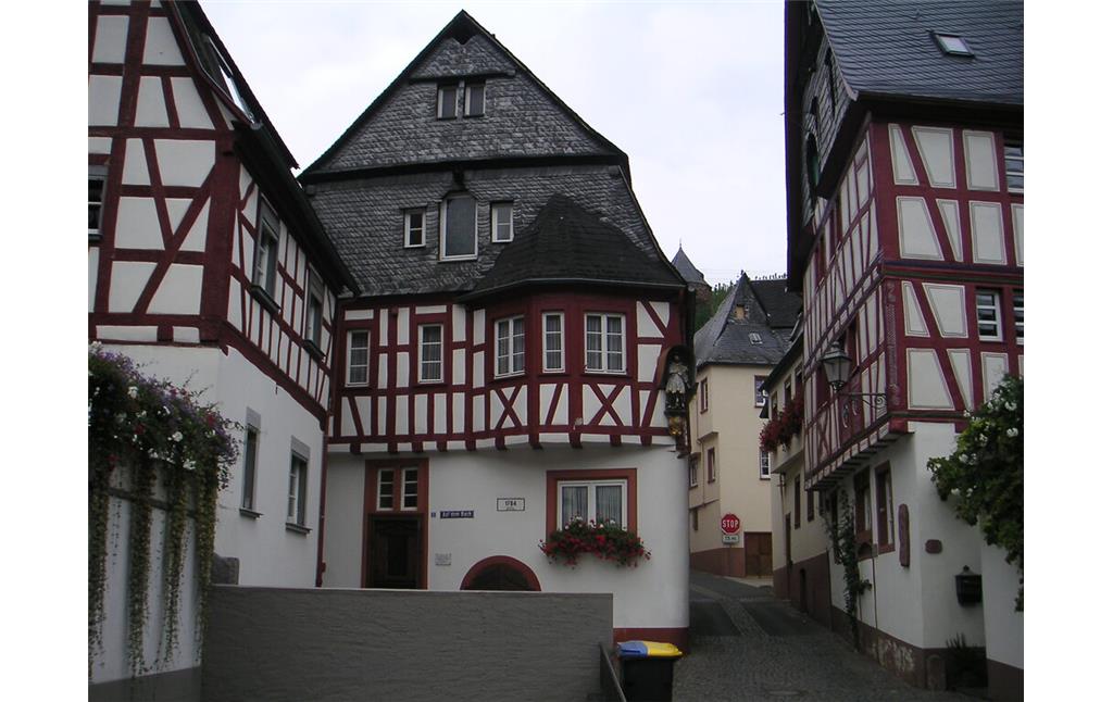 Ansicht des Fachwerkhauses Auf dem Bach 5 in Briedel (2020).