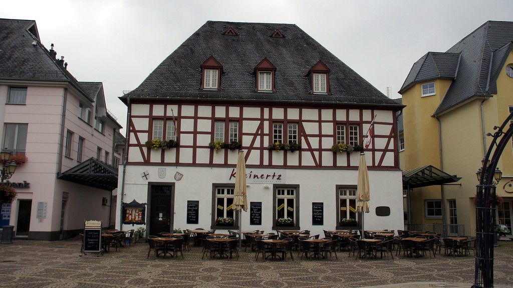 Frontansicht der Prüm'schen Kellerei in Ahrweler (auch Alte Post oder Prümer Hof), heute Restaurant Kleinertz (2015).