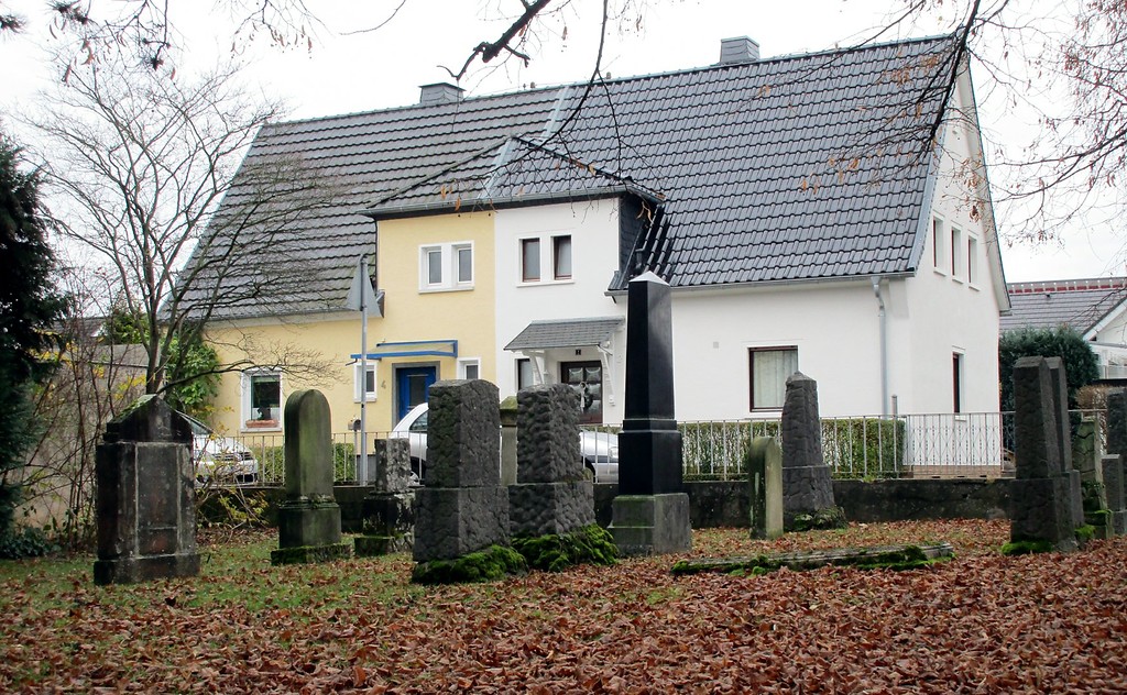 Gräberfeld des neuen Remagener Judenfriedhofs an der Ecke Alte Straße / Schillerstraße (2015).