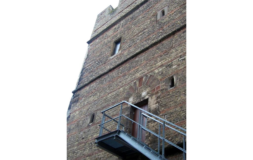 Mittelalterlicher Wohnturm "Frankenturm" in der Trierer Dietrichstraße von Osten aus (2013)