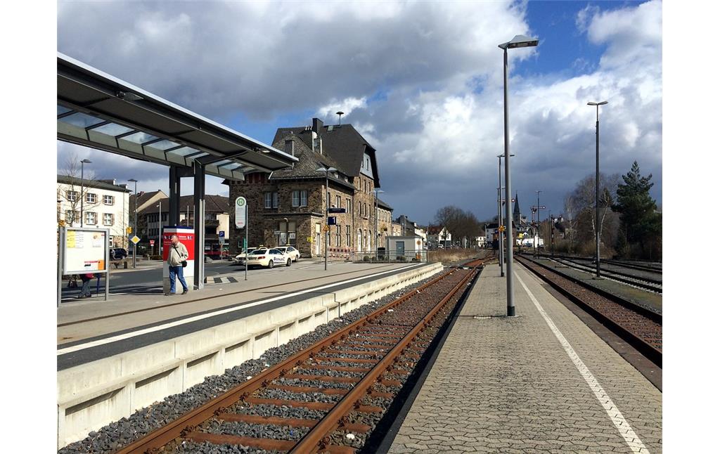 Der Bahnhof Altenkirchen, Ansicht von den Gleisen aus (2015).