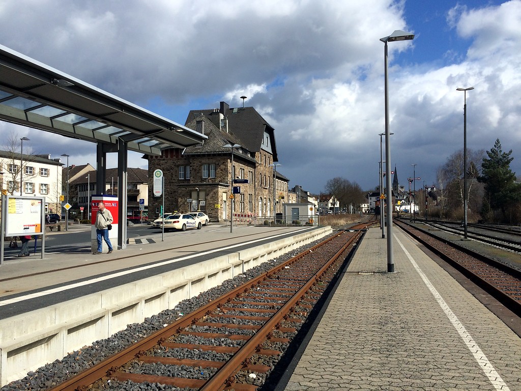 Der Bahnhof Altenkirchen, Ansicht von den Gleisen aus (2015).