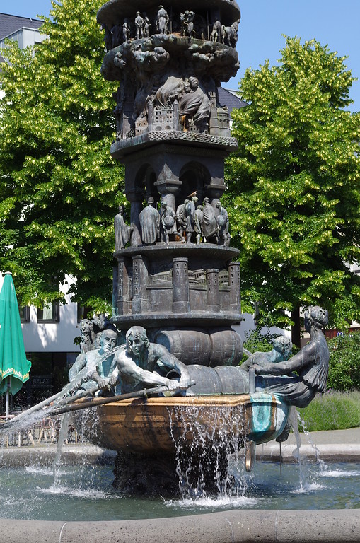 Detailansicht der Historiensäule auf dem Görresplatz in der Koblenzer Altstadt (2014)