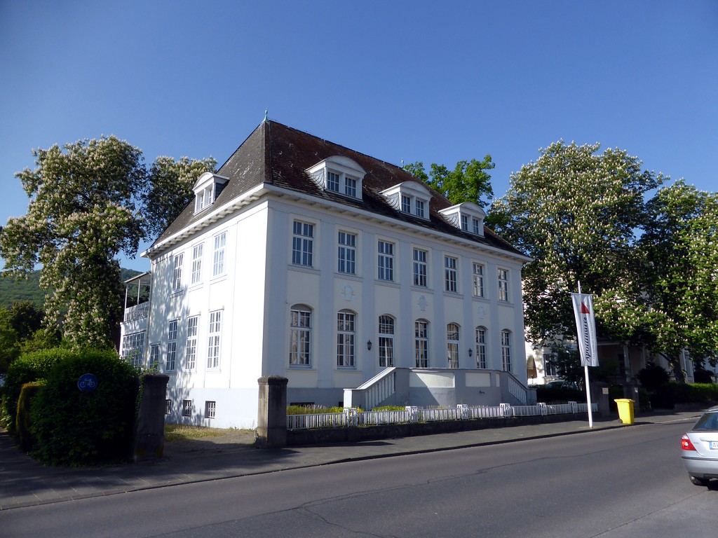 Nordöstliche Frontansicht der Villa Rütten in Bad Neuenahr (2018).