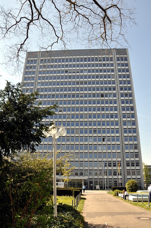 Das 18-stöckige Hochhaus im Tulpenfeld (Haus 4) ist heute Sitz der Bundesnetzagentur (2015)