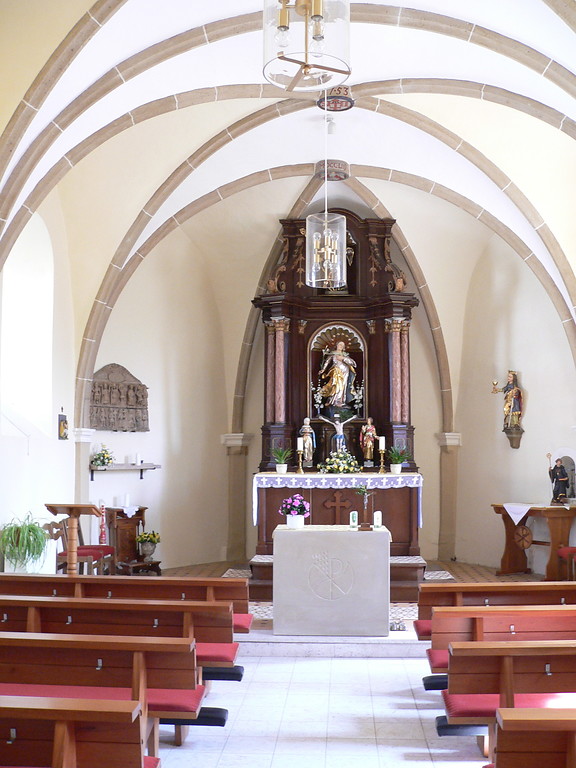 Innenbereich mit Altar der St.-Bernardskapelle im Ortskern von Borler bei Kelberg (2006).