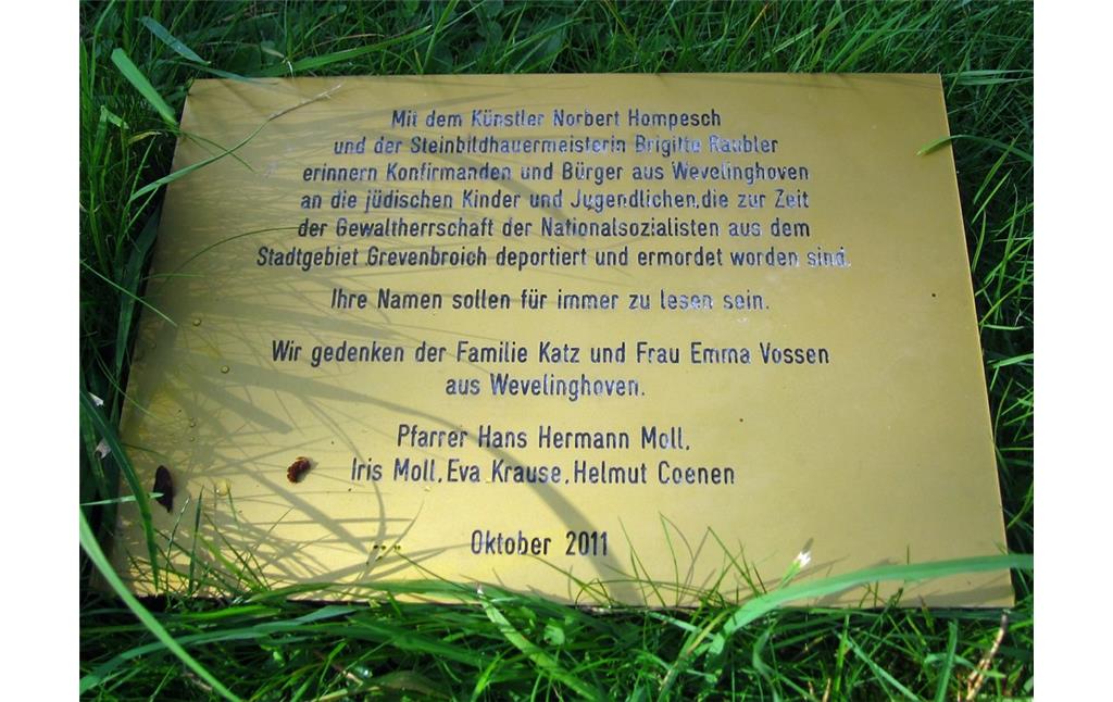 Hinweistafel von 2011 zum Gedenkstein auf dem jüdischen Friedhof in Wevelinghoven (2014)