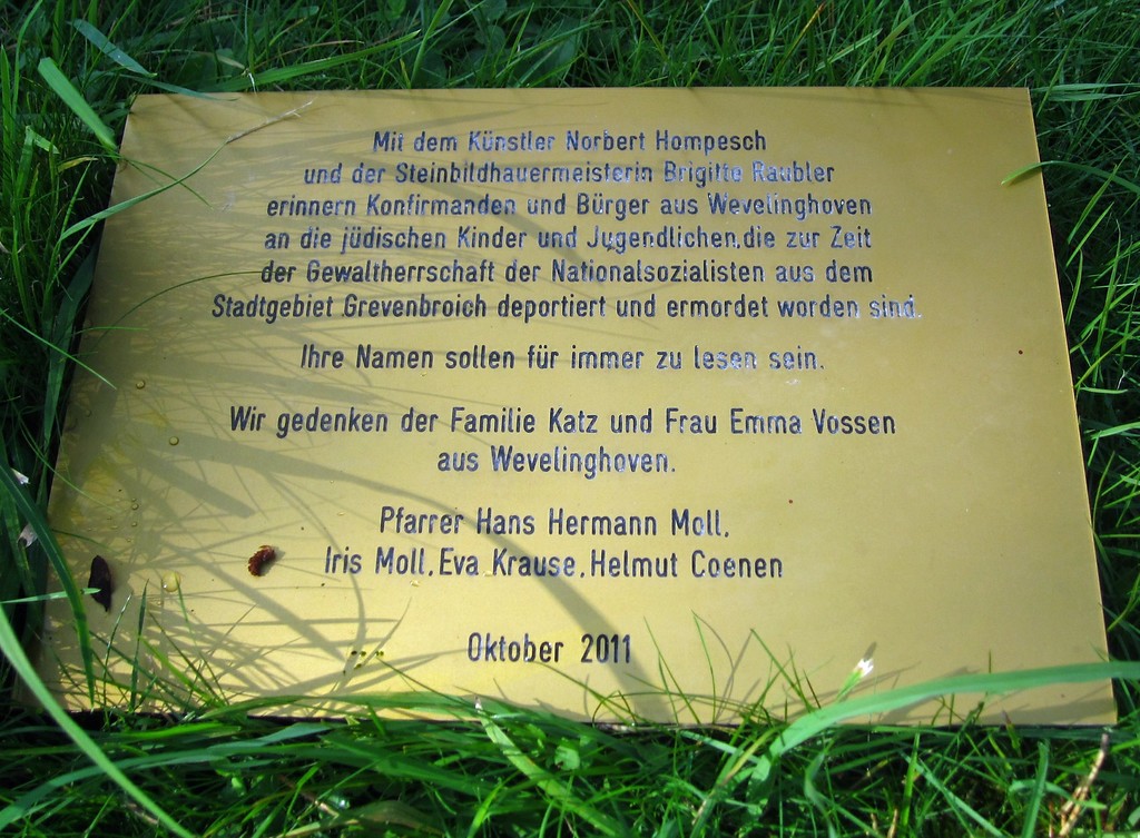Hinweistafel von 2011 zum Gedenkstein auf dem jüdischen Friedhof in Wevelinghoven (2014)