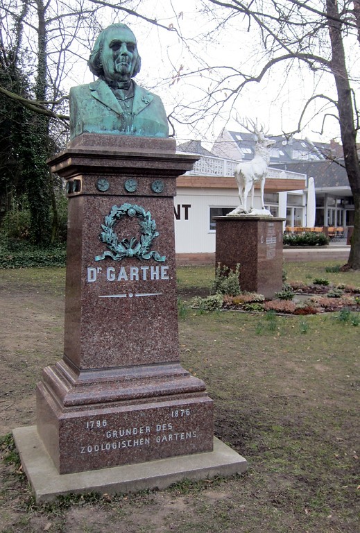 Denkmalstatue für den Gründer des Kölner Zoos Caspar Garthe (1796-1876), aufgestellt im Zoologischen Garten Köln (2013). Die Büste ist ein Werk des Bildhauers Anton Jacob Werres (1830-1900).