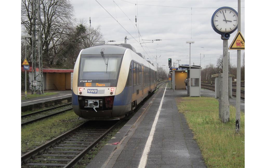 Bahnhof Trompet in Duisburg, Neustraße (2015). Triebwagen VT 648 447 (Alstom Coradia LINT) der Nordwestbahn
