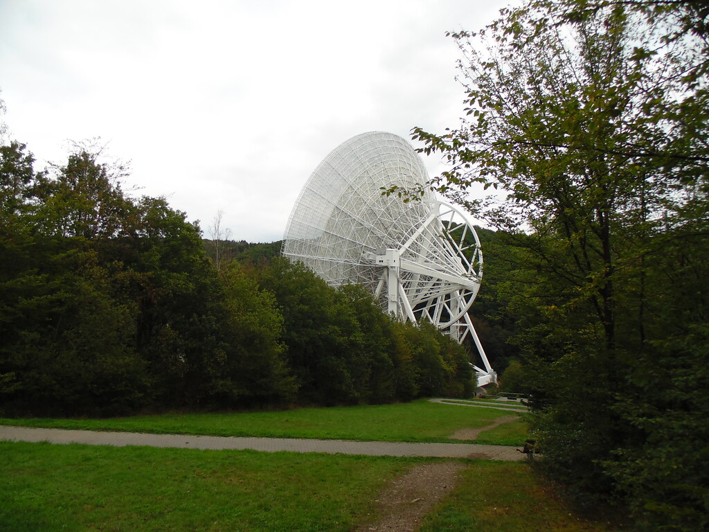 Das Radioteleskop Effelsberg des Max-Planck-Instituts für Radioastronomie bei Bad Münstereifel-Effelsberg (2020).