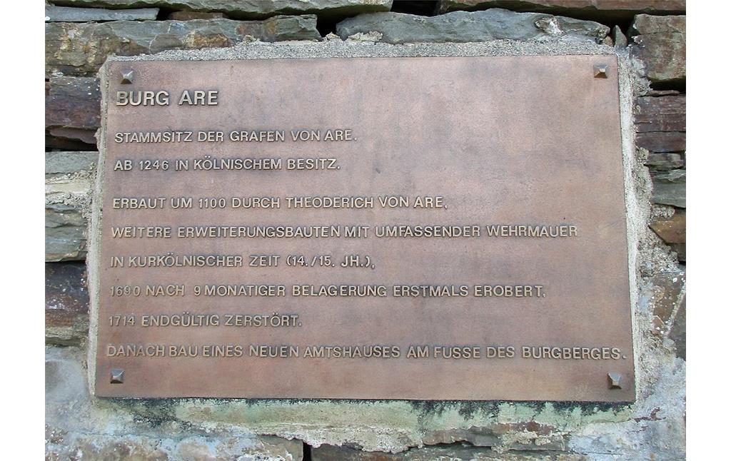 Metallene Informationstafel zur Geschichte der Burgruine Are über dem Ort Altenahr (2019).