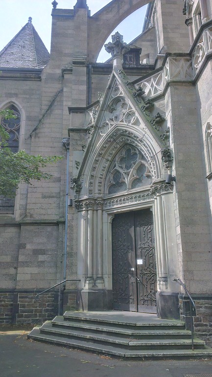 Seitlicher Eingang der Pfarrkirche St. Josef in Koblenz (2014)