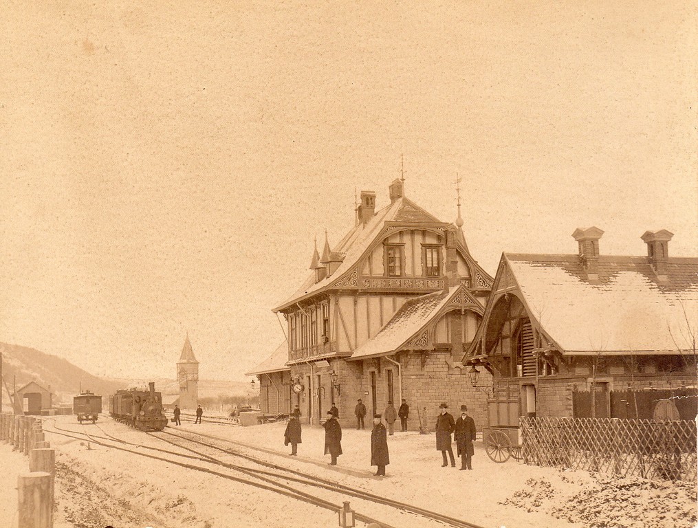 Historische Aufnahme: Blick nach Norden über das Empfangsgebäude und die Bahnhofsanlage Bad Münstereifel (1910). Im Hintergrund sind der Wasserturm und der Lokschuppen zu erkennen.