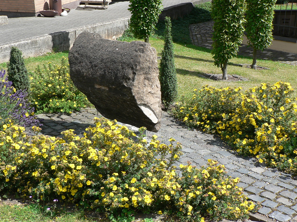 Block aus Aquäduktmarmor, am Sammelbecken des Römerkanals in Eiserfey aufgestellt (2012).