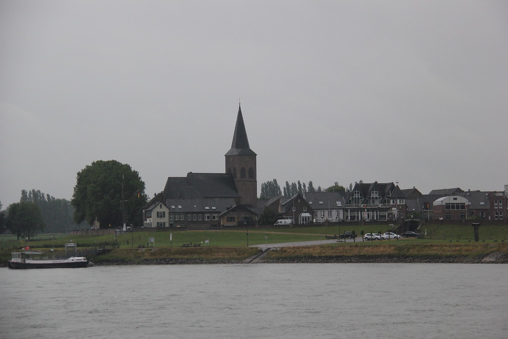 Das ehemalige Städtchen Grieth am Rhein, heute Stadtteil Kalkar-Grieth im Kreis Kleve (2014).