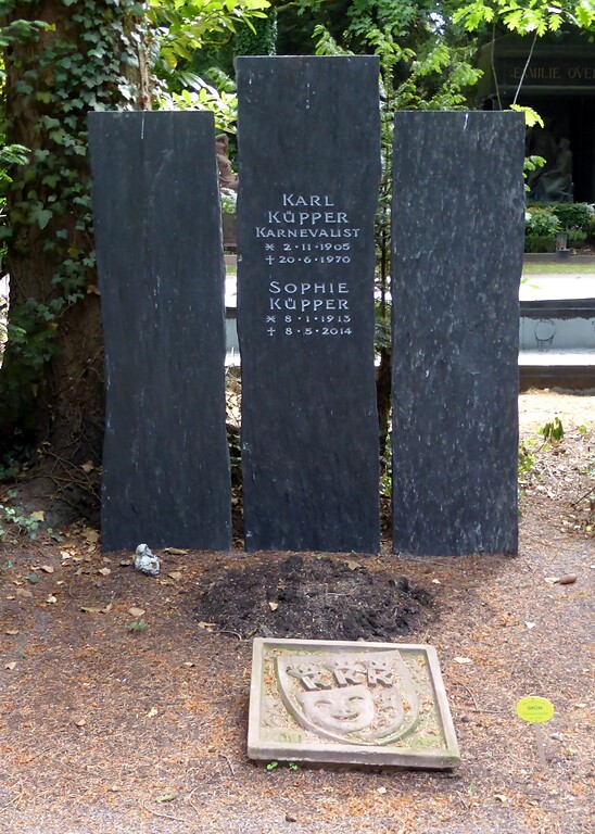 Die Grabstätte des Kölner Karnevalisten Karl Küpper und seiner Frau Sophie auf dem Melatenfriedhof (2017)