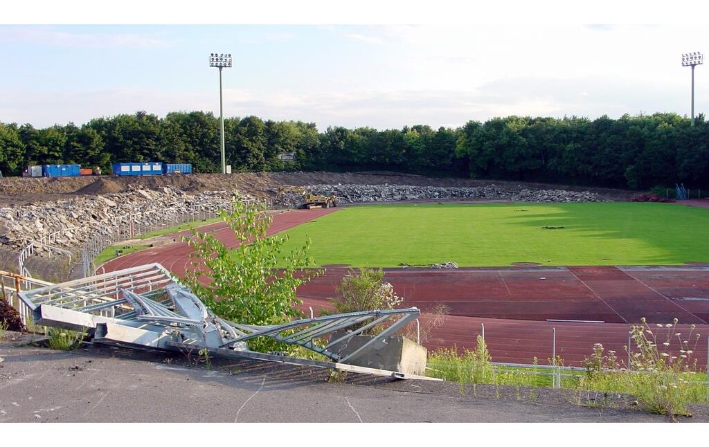 Das 1963 eröffnete Grugastadion in Essen-Rüttenscheid während des Abrisses (2001).