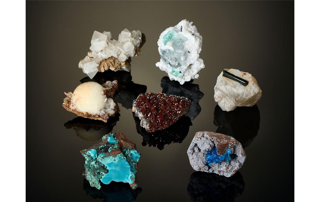 Verschiedene Mineralien im Deutschen Edelsteinmuseum in Idar-Oberstein (2022)