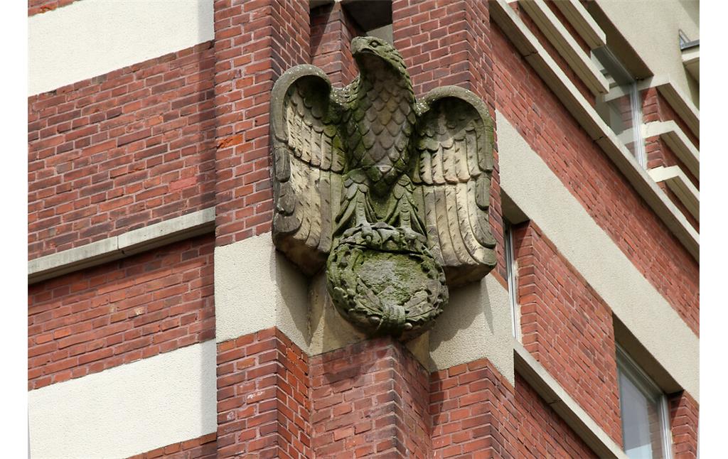 Aus Naturstein gearbeiteter Reichsadler, der sich an der Fassade des Kolpinghauses in Köln-Mülheim befindet (2012)