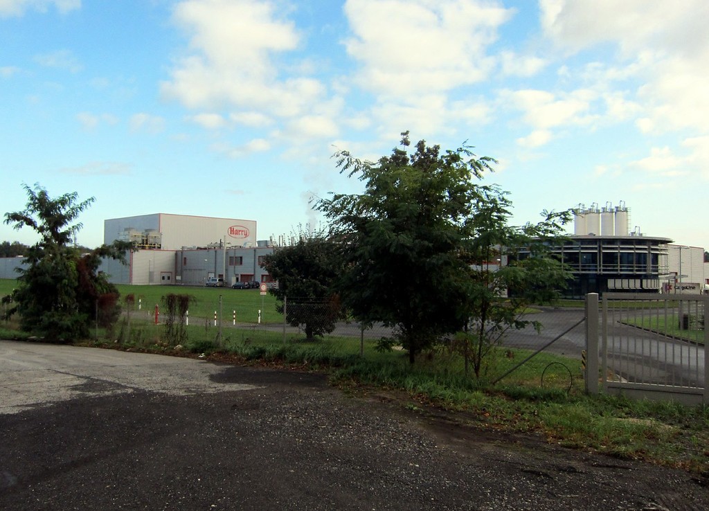 Backfabrik "Harry" auf dem Gebiet der ehemaligen Kasernenanlage, heutiges Gewerbegebiet Camp Spich (2011)