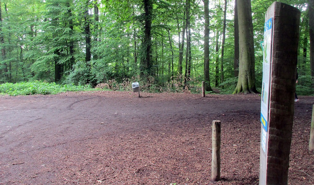 Besucherparkplatz im Bereich der ehemaligen Fischteiche der Abtei Brauweiler und der frühreren Sandgruben im Königsdorfer Wald (2019).