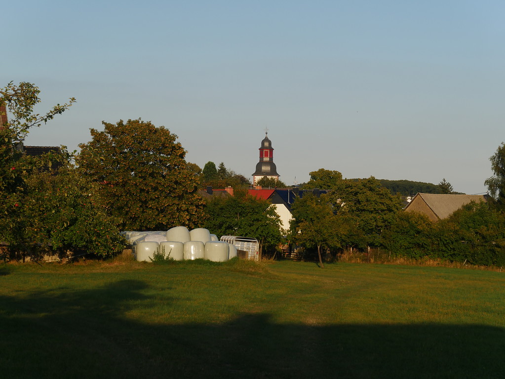 Turm der katholischen Pfarrkirche Maria Himmelfahrt Dörrebach von der Flur "Am Hollerpfad" aus gesehen (2016)